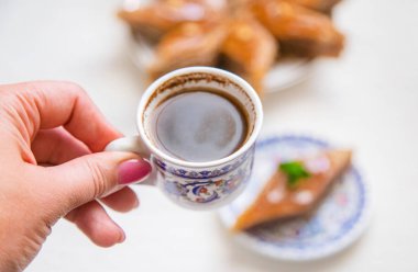 Masada Türk kahvesi ve baklava var. Seçici odaklama.