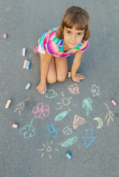 Kindertekeningen op het asfalt met krijt. Selectieve focus. — Stockfoto