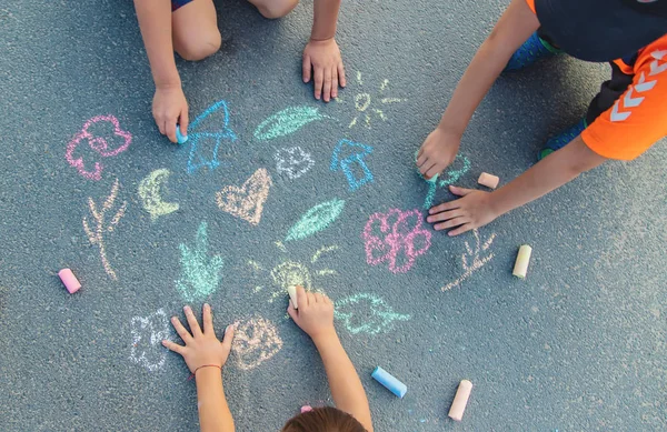Kindertekeningen op het asfalt met krijt. Selectieve focus. — Stockfoto