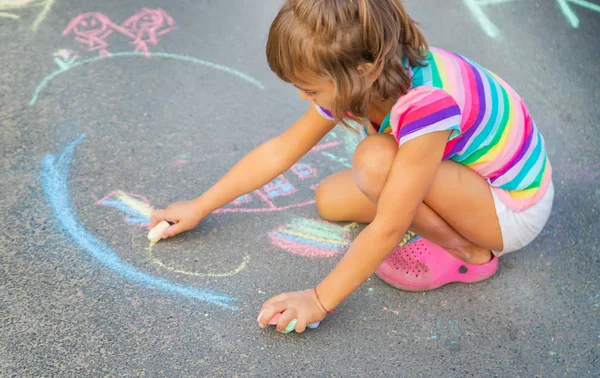 Kindertekeningen op het asfalt met krijt. Selectieve focus. — Stockfoto