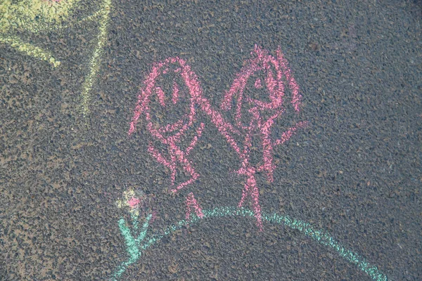 Desenhos infantis no asfalto com giz. Foco seletivo . — Fotografia de Stock