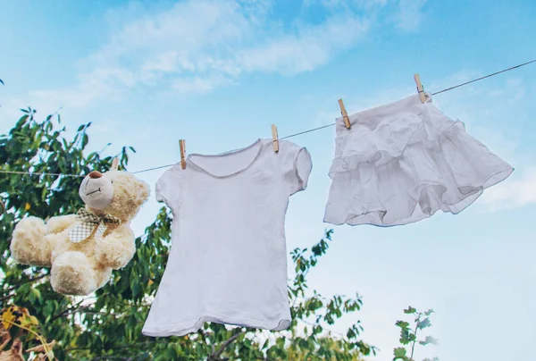 Witte kleren drogen op een touw in de zomer. Selectieve focus. — Stockfoto