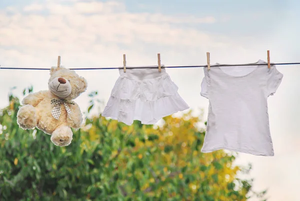 Bílé šaty suché na laně v létě. Selektivní zaměření. — Stock fotografie
