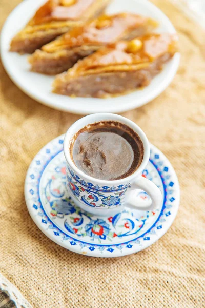 Turkish coffee and baklava on the table. Selective focus. — Stock Photo, Image