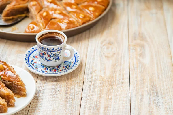 Café turc et baklava sur la table. Concentration sélective . — Photo