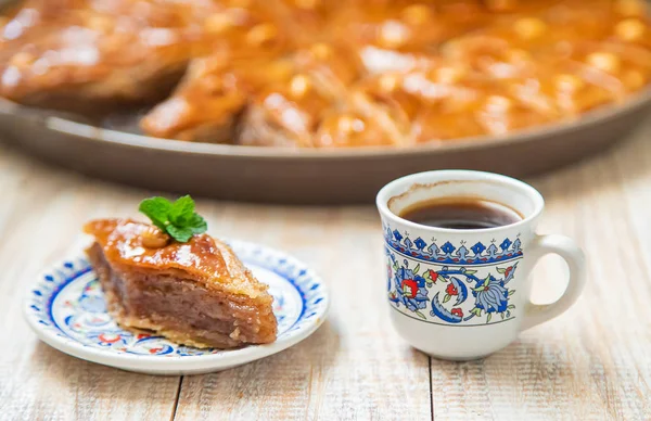 Café turc et baklava sur la table. Concentration sélective . — Photo