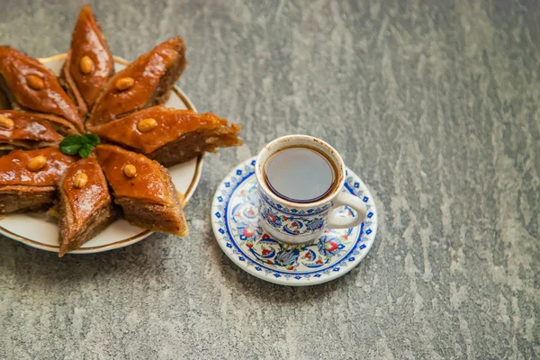 Turkiskt kaffe och baklava på bordet. Selektivt fokus. — Stockfoto