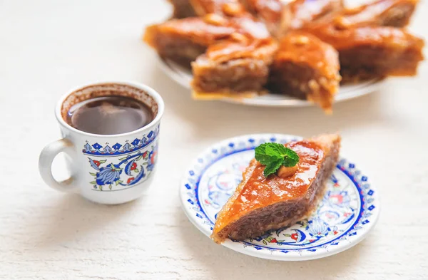 Café turco e baklava na mesa. Foco seletivo . — Fotografia de Stock