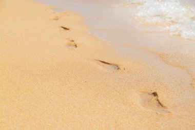 deniz boyunca kum ayak izleri. Seçici odaklama.