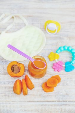 Küçük kavanozlarda bebek maması. Seçici odak.