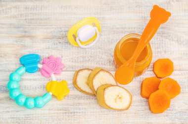 Küçük kavanozlarda bebek maması. Seçici odak.