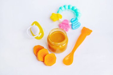 Küçük kavanozlarda bebek maması. Seçici odak.