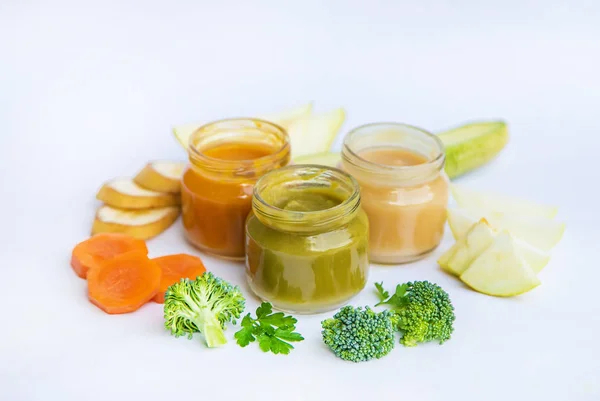 Comida para bebés en frascos pequeños. Enfoque selectivo . — Foto de Stock