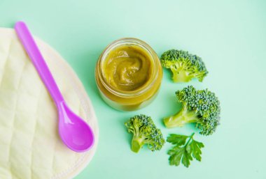 Küçük kavanozlarda bebek maması. Seçici odak.