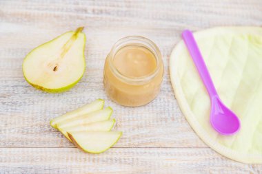 Küçük kavanozlarda bebek maması. Seçici odak.