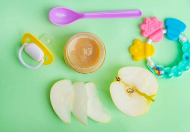 Küçük kavanozlarda bebek maması. Seçici odak.