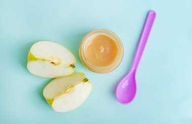 Küçük kavanozlarda bebek maması. Seçici odak.