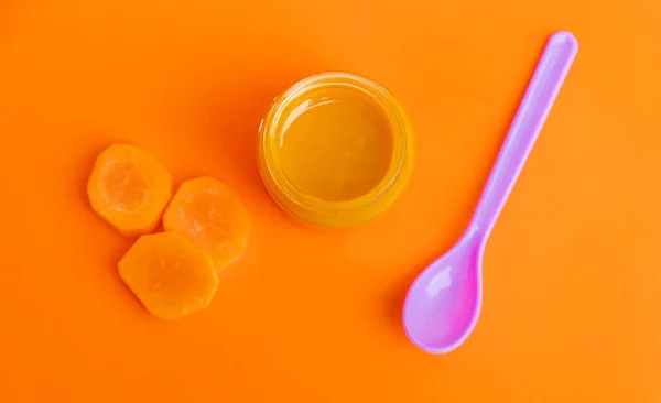 Comida para bebés en frascos pequeños. Enfoque selectivo . — Foto de Stock