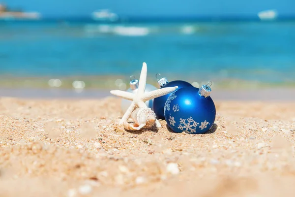 Natale sulla spiaggia. Viaggia. Focus selettivo . — Foto Stock