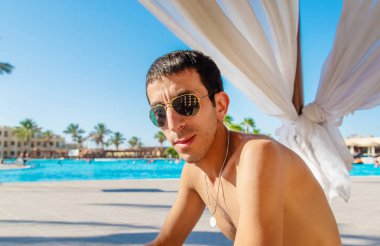 İnsanoğlu denizde dinleniyor. Seçici odak.