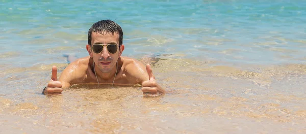 El hombre descansa en el mar. Enfoque selectivo . — Foto de Stock