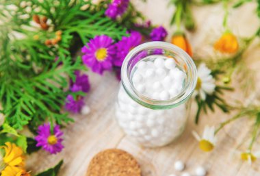 Homeopati. Küçük şişelerde bitkisel özler. Seçici odak.