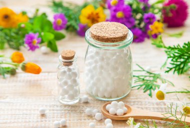 Homeopati. Küçük şişelerde bitkisel özler. Seçici odak.