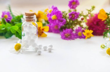 Homeopati. Küçük şişelerde bitkisel özler. Seçici odak.
