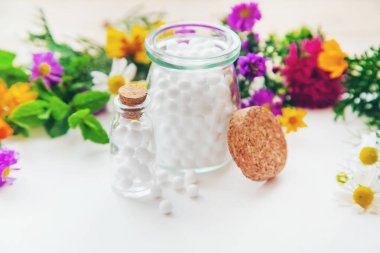 Homeopati. Küçük şişelerde bitkisel özler. Seçici odak.