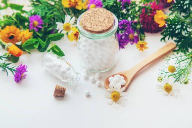 Homeopati. Küçük şişelerde bitkisel özler. Seçici odak.