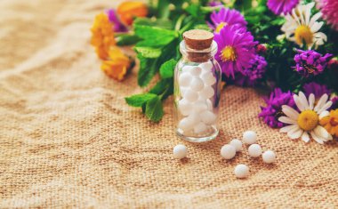 Homeopati. Küçük şişelerde bitkisel özler. Seçici odak.