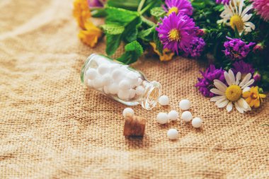 Homeopati. Küçük şişelerde bitkisel özler. Seçici odak.