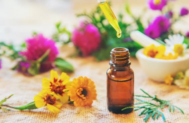 Homeopati. Küçük şişelerde bitkisel özler. Seçici odak.