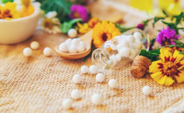 Homeopati. Küçük şişelerde bitkisel özler. Seçici odak.