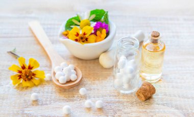 Homeopati. Küçük şişelerde bitkisel özler. Seçici odak.