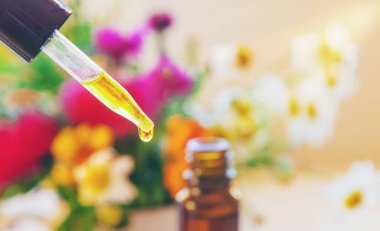 Homeopati. Küçük şişelerde bitkisel özler. Seçici odak.