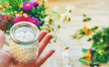 Homeopati. Küçük şişelerde bitkisel özler. Seçici odak.