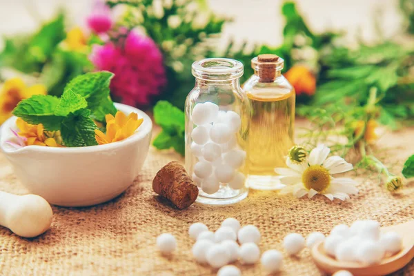 Homeopathie. Kruidenextracten in kleine flesjes. Selectieve focus. — Stockfoto