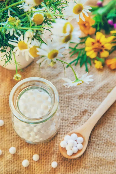 Homeopatía. Extractos de hierbas en botellas pequeñas. Enfoque selectivo. — Foto de Stock