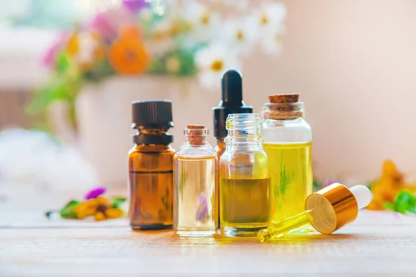Homeopatia. Extratos de ervas em pequenas garrafas. Foco seletivo . — Fotografia de Stock