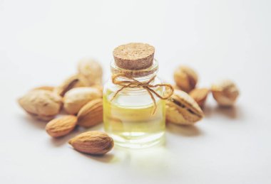 Badem yağı küçük bir şişede. Seçici odak.