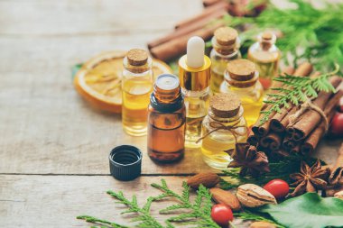 Noel yağları küçük bir şişede. Seçici odak.