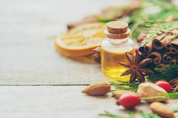 Aceites esenciales de Navidad en una botella pequeña. Enfoque selectivo . —  Fotos de Stock