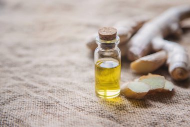 Zencefil yağı küçük bir şişede. Seçici odak.