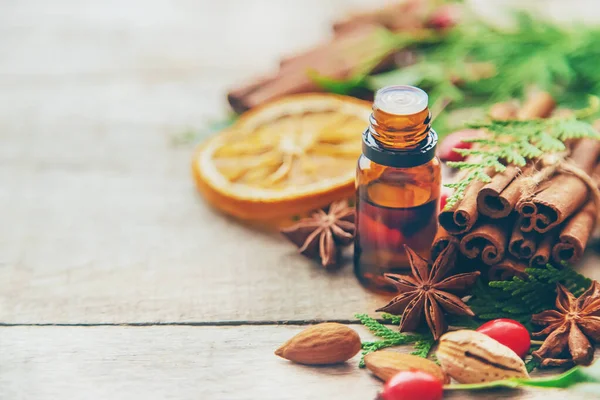 Kerst essentiële oliën in een kleine fles. Selectieve focus. — Stockfoto