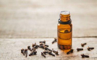 Küçük bir şişedeki karanfil yağı. Seçici odak.