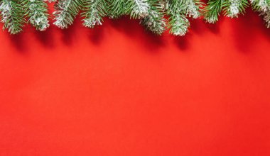 Kırmızılı Noel arkaplanı. Yeni yıl. Seçici odak.