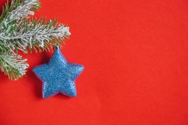 Kırmızılı Noel arkaplanı. Yeni yıl. Seçici odak.