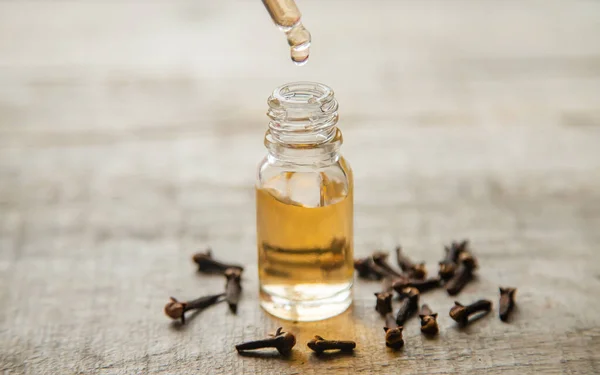 Aceite esencial de clavo en una botella pequeña. Enfoque selectivo . — Foto de Stock