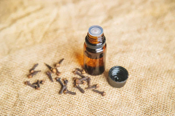 Aceite esencial de clavo en una botella pequeña. Enfoque selectivo . — Foto de Stock